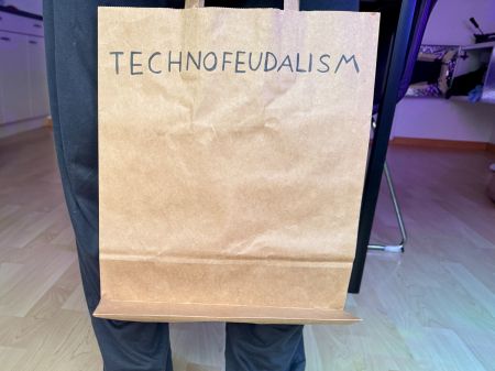 Papiertüte "TECHNOFEUDALISM"