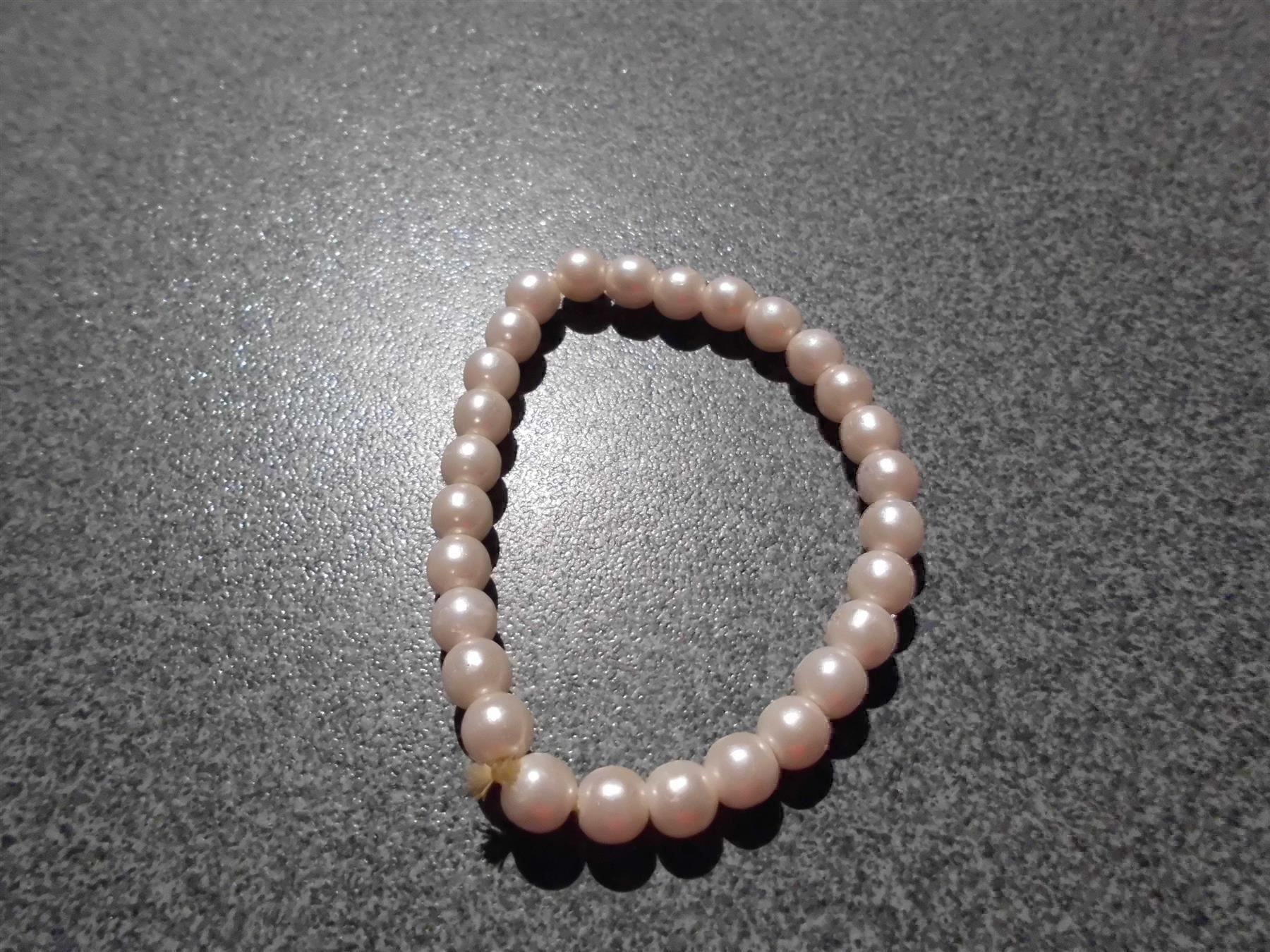 Bracciali & Braccialetti: Armband weisse Perlen – Usato da Zürich venduto da Motzkuh