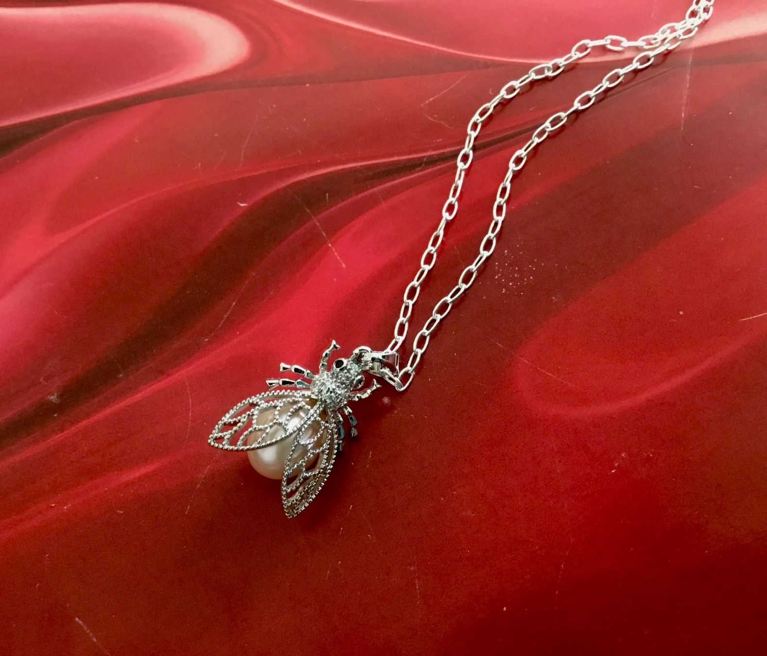 Catenine: Eleganter Anhänger „Fliege“ mit Naturperle. Neu. – Nuovo e nell'imballaggio originale da Geroldswil venduto da Lilleke 7