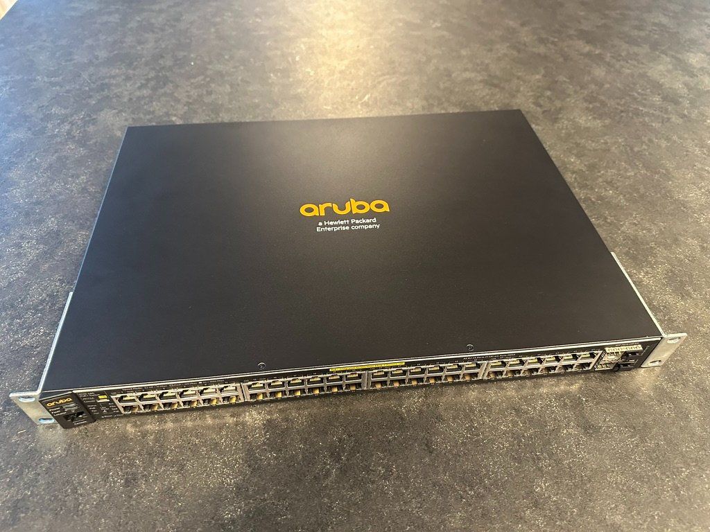 Hewlett Packard Hub & Switch: Aruba 2530-48G Switch, J9772A - PoE+ 52 Port Switch – Usato da Wohlen AG venduto da Pitbayer