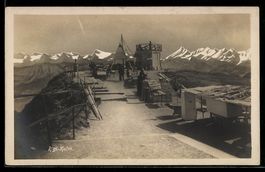 AK Rigi-Kulm, Gipfelterrasse mit Besuchern, Ständen und Berg