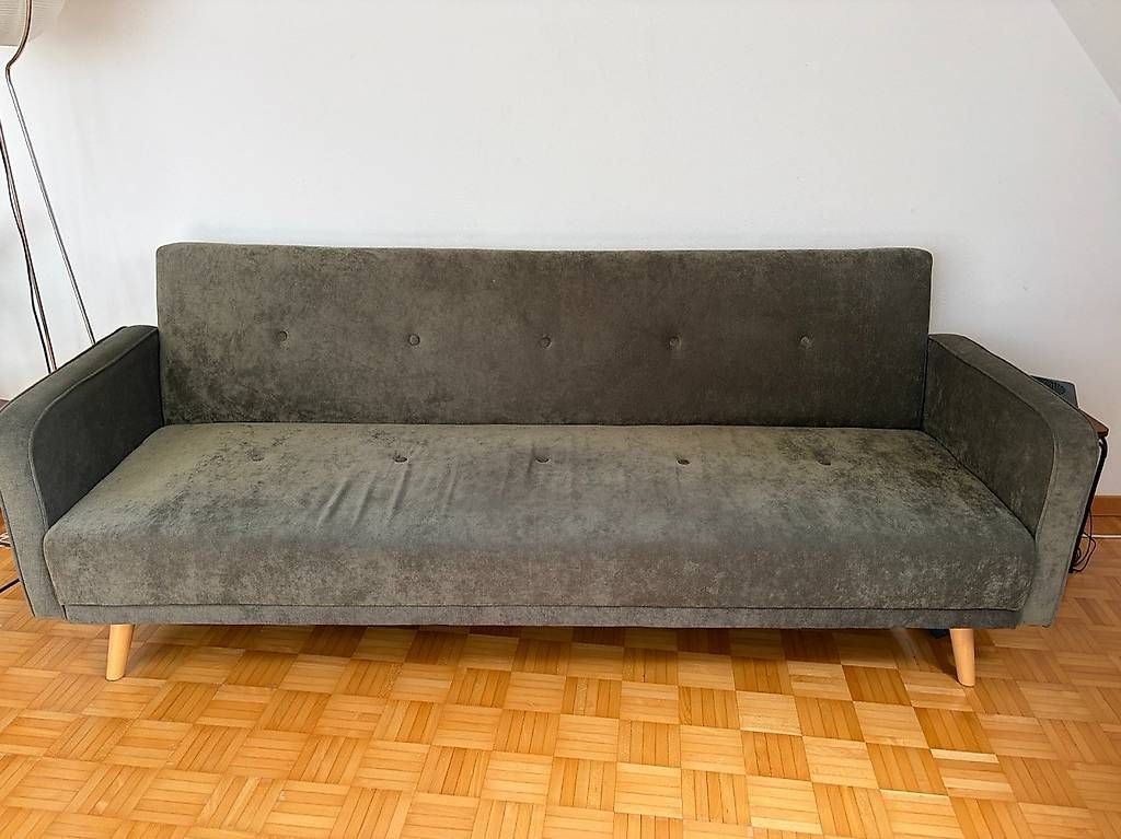 Divani: Moosgrünes Schlafsofa mit Holzfüssen, 200 cm – Usato da Zürich venduto da thewildone