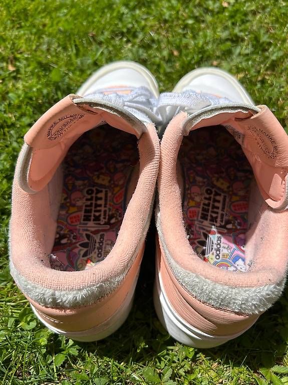 Hello Kitty Scarpe da uomo: Adidas Hello Kitty low-top sneakers, 42 2/3 – Usato da Einsiedeln venduto da Steine1 2