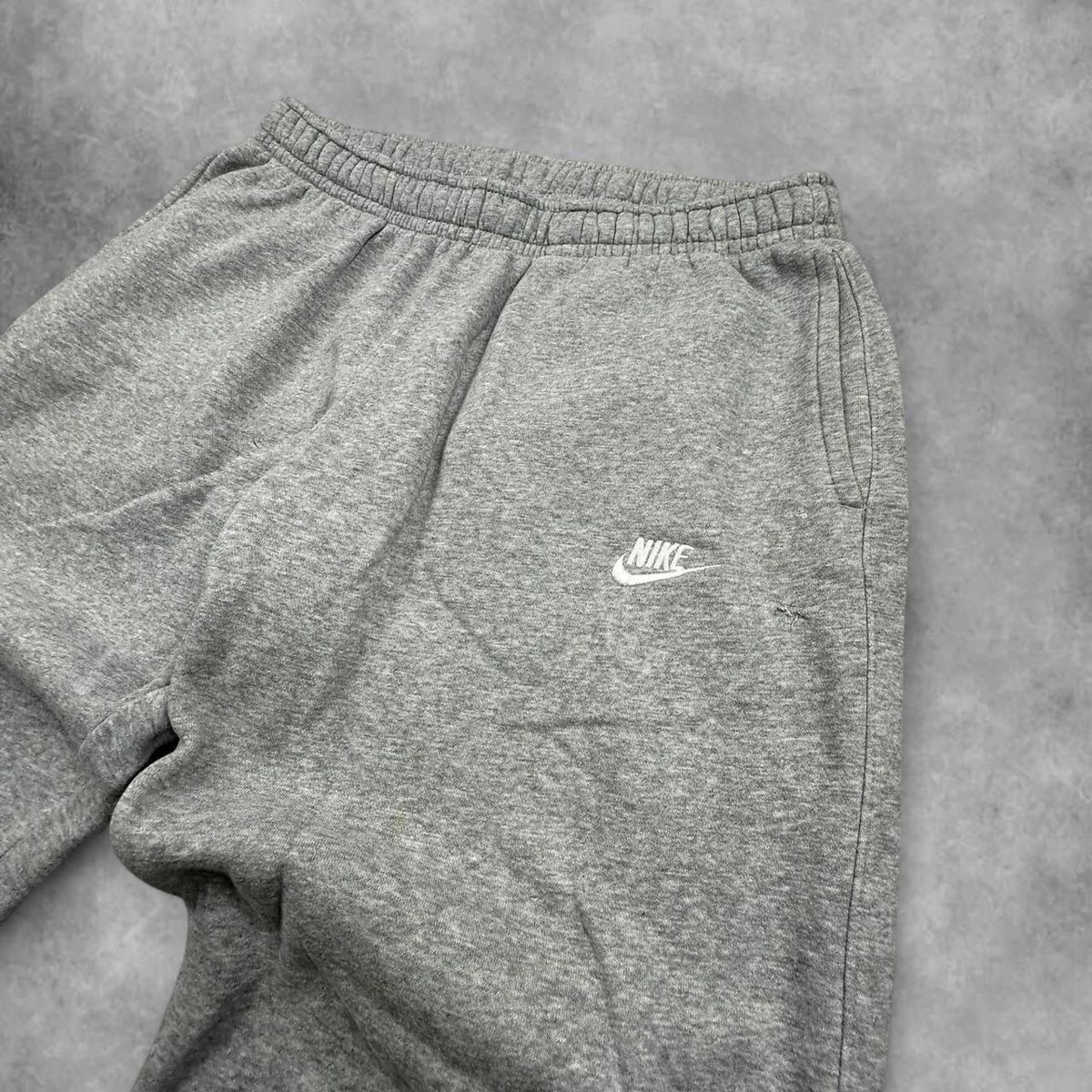 Nike Pantaloni: Nike grey sweatpants – Usato da Erlinsbach SO venduto da TogaResell 1
