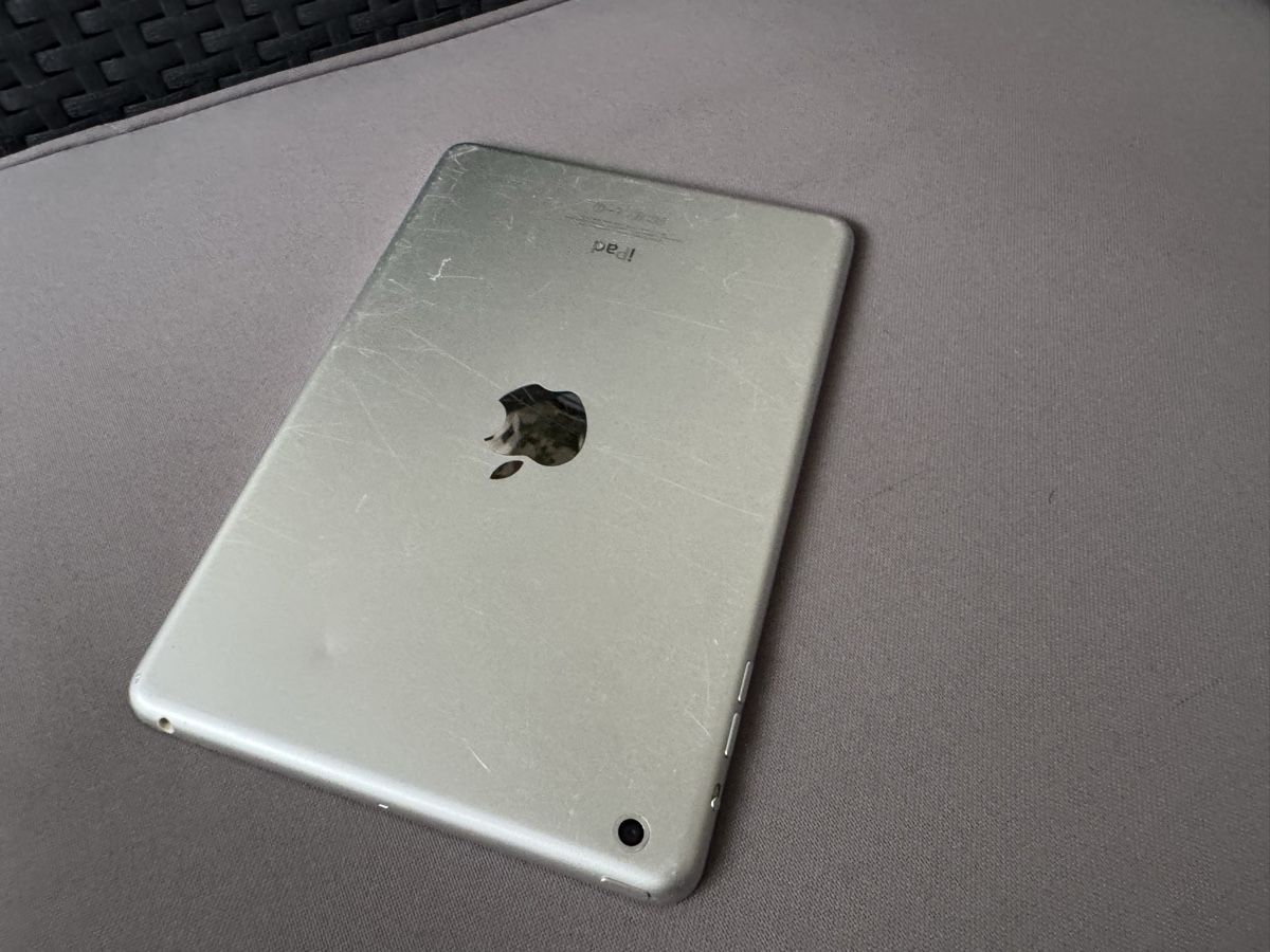 Apple Tablet PC: Apple iPad Mini – Defekt aus Lausanne von Denis- 3