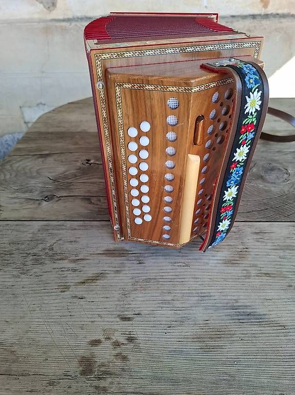 Strumenti musicali: Schwyzerörgeli 3-Chörig Ton B Paul Mauron – Usato da le Cerneux-Péquignot venduto da empiag 3