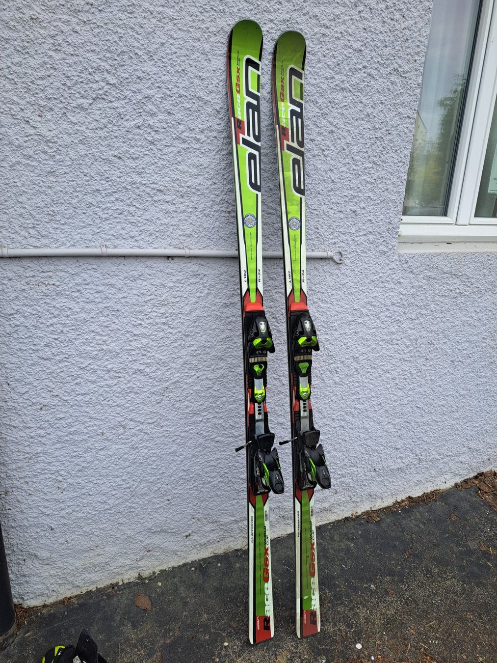 Elan Skis: Skis alpin carving Elan 182 cm – Gebraucht aus Courrendlin von Aheinza