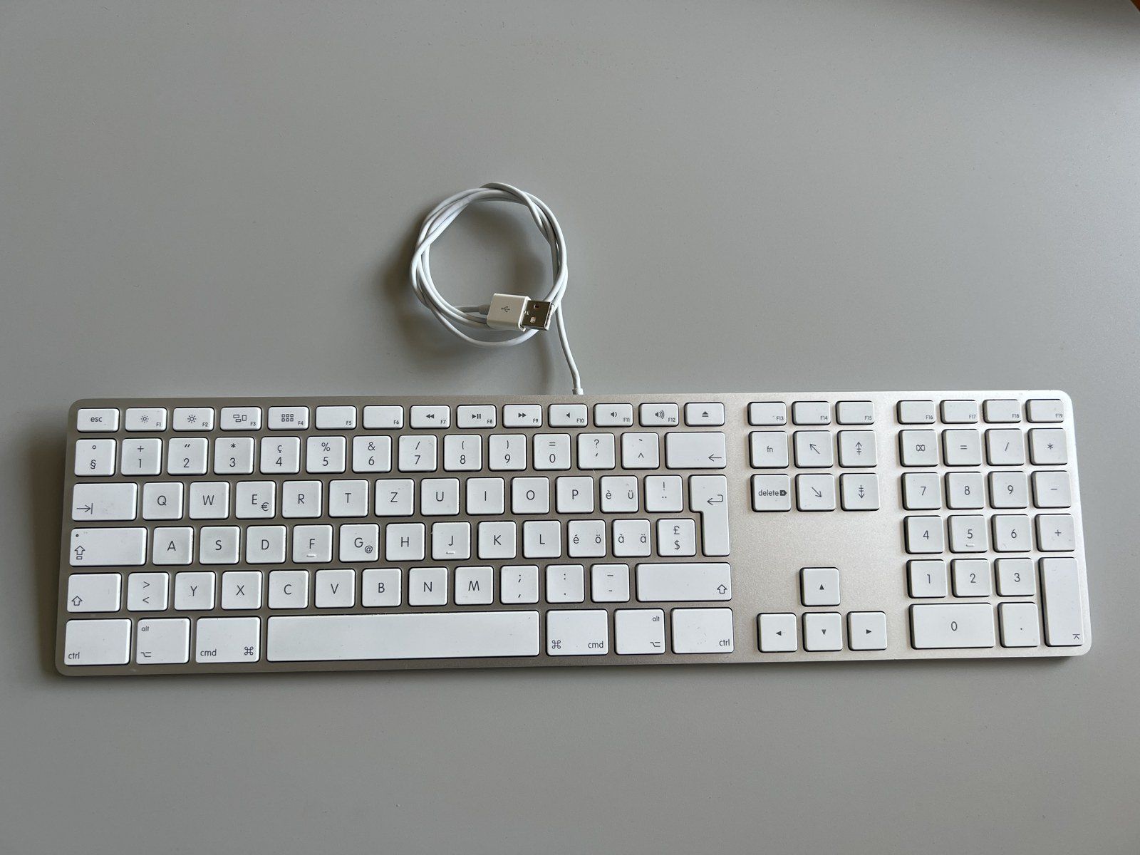 Apple Tastiere: Apple Keyboard mit Ziffernblock A1243 USB CH-Layout – Usato da Zürich venduto da Kollege7