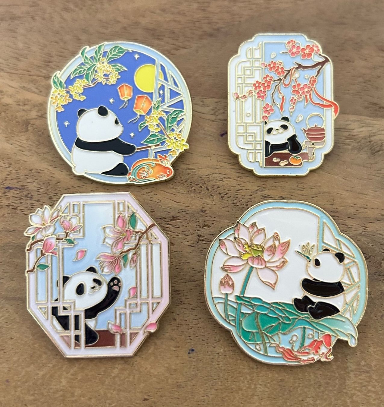 Plaquettes & Badges: 4x Pin Panda – Neuf avec emballage d'origine à Geneve par vane267