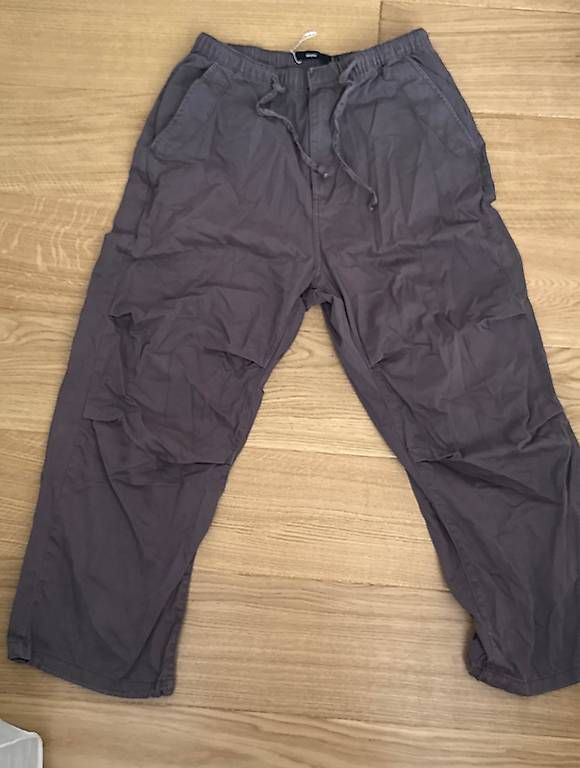 Pantaloni: Pantalon parachute – Usato da Bevaix venduto da Ky714n