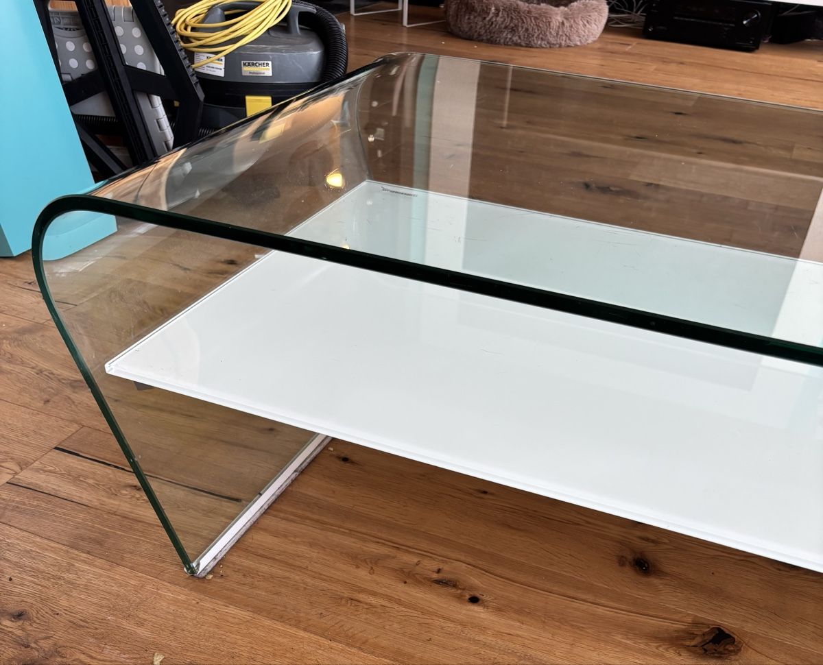 Tavoli: Couchtisch Glas Weiss gebogen mit Ablage 120cm lang – Usato da Eggersriet venduto da pas_6xw9 3