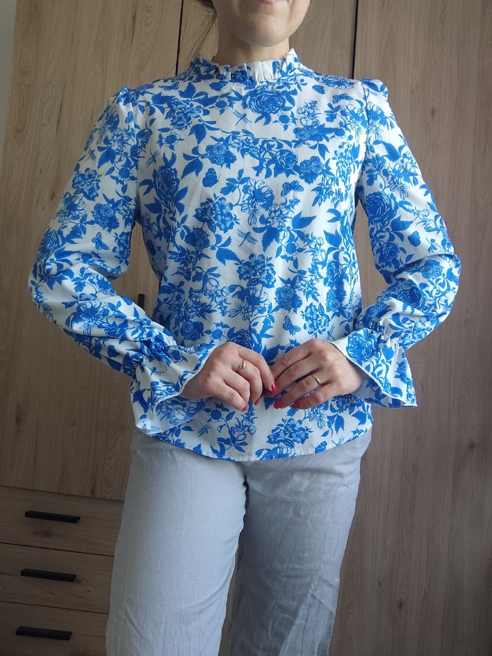 Tops: Blue Floral Blouse with Ruffled Sleeves - Size S – Gebraucht aus Mägenwil von VintageGirly 2
