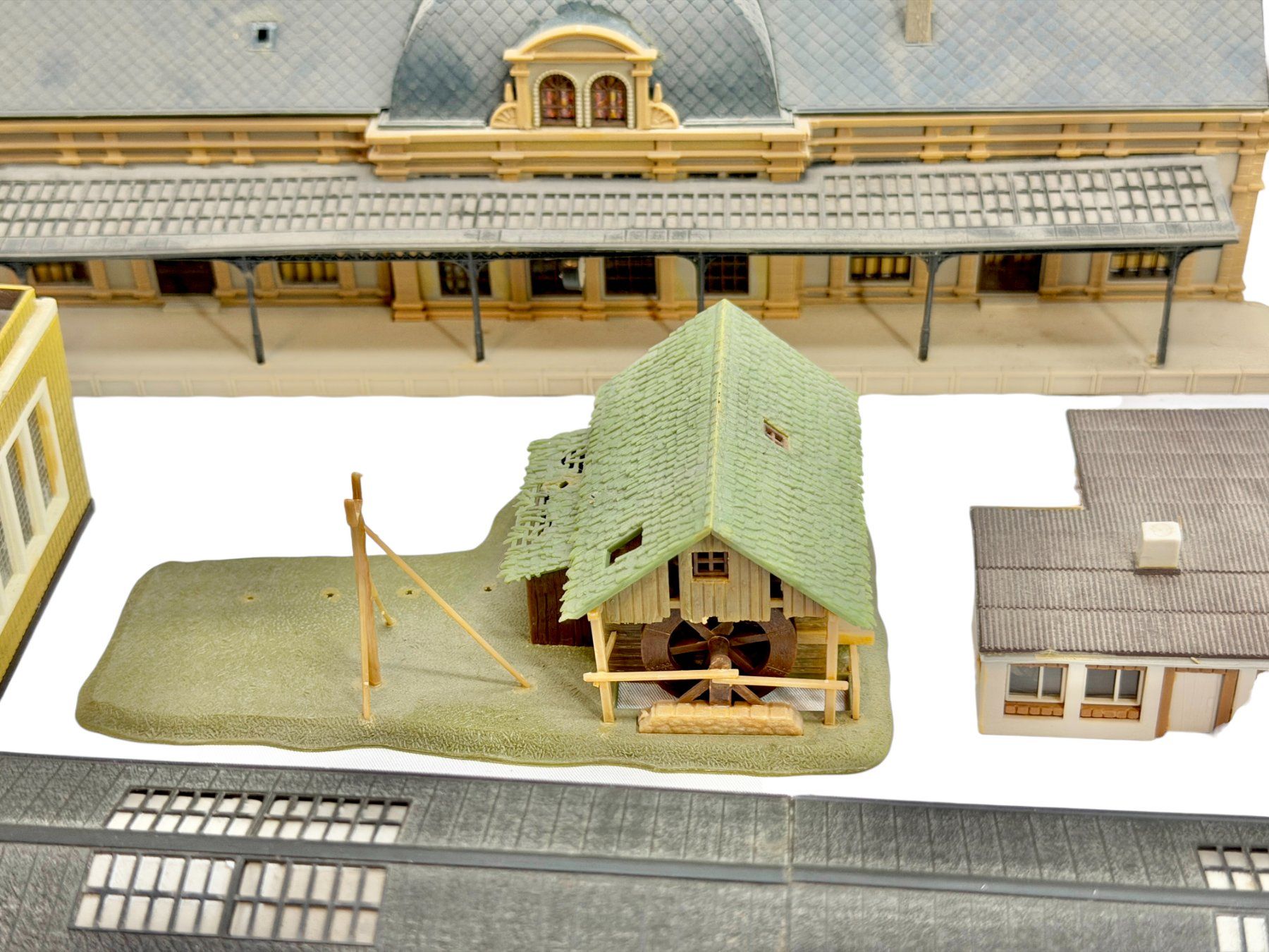 Kibri Modellini di ferrovie: Lot de 11 bâtiments miniatures pour circuits de train – Usato da Morges venduto da vintiques 6