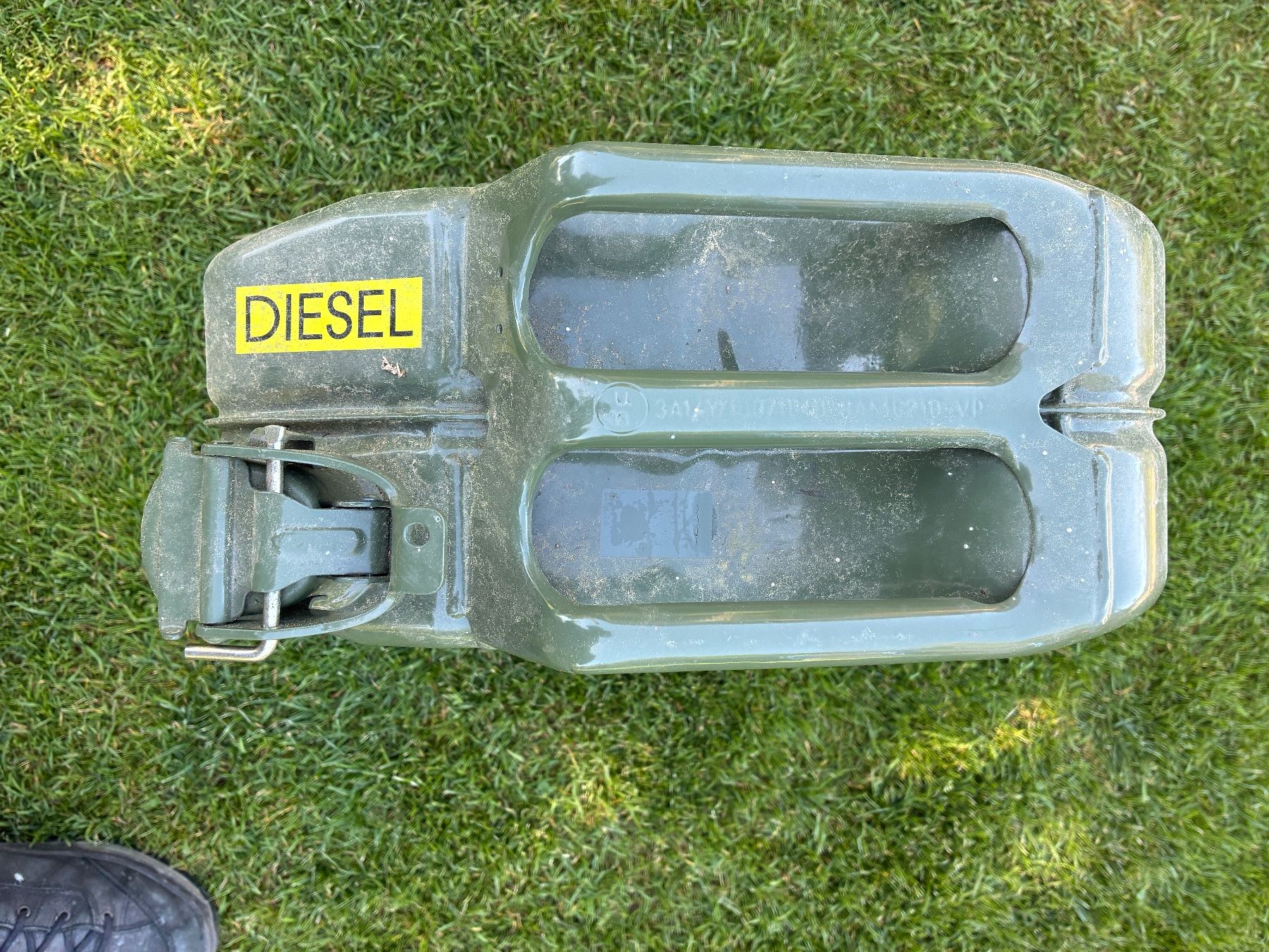 Schweizer Armee Taniche per benzina: Benzin oder Dieselkanister 20Liter – Usato da Hittnau venduto da Luki78 1