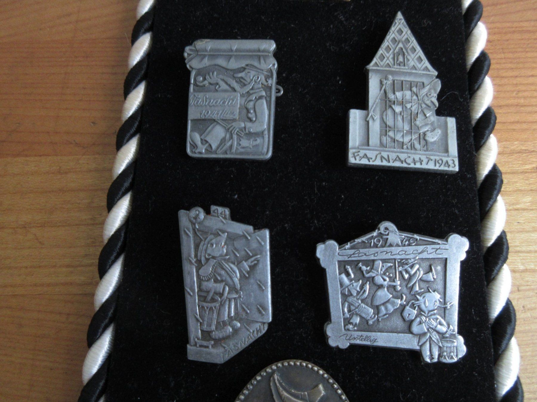 Placchette & Badge: Basler Plaketten 1940-45/46/48/49 – Usato da Binningen venduto da tempipassati 1