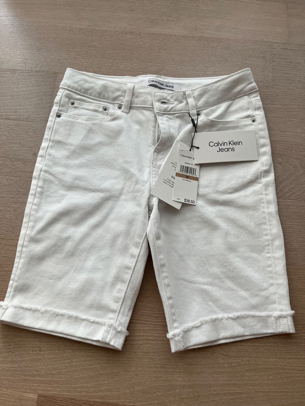 Calvin Klein Pantaloni: Jeans court Calcin Klein neuf – Usato da Corteglia venduto da Lalapimpi