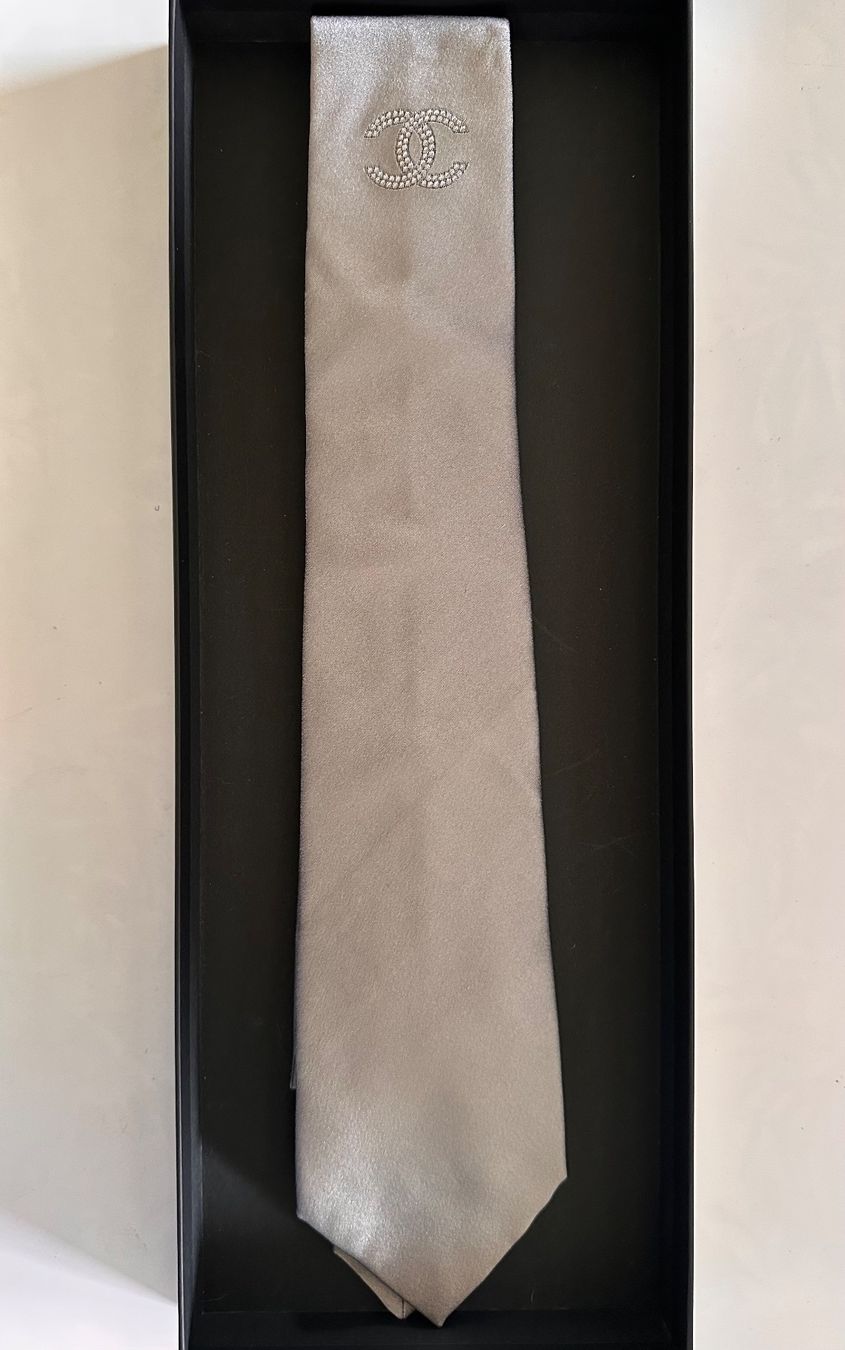 Chanel Cravatte: Cravate Chanel – Nuovo e nell'imballaggio originale da Bouveret venduto da seb_rjx8