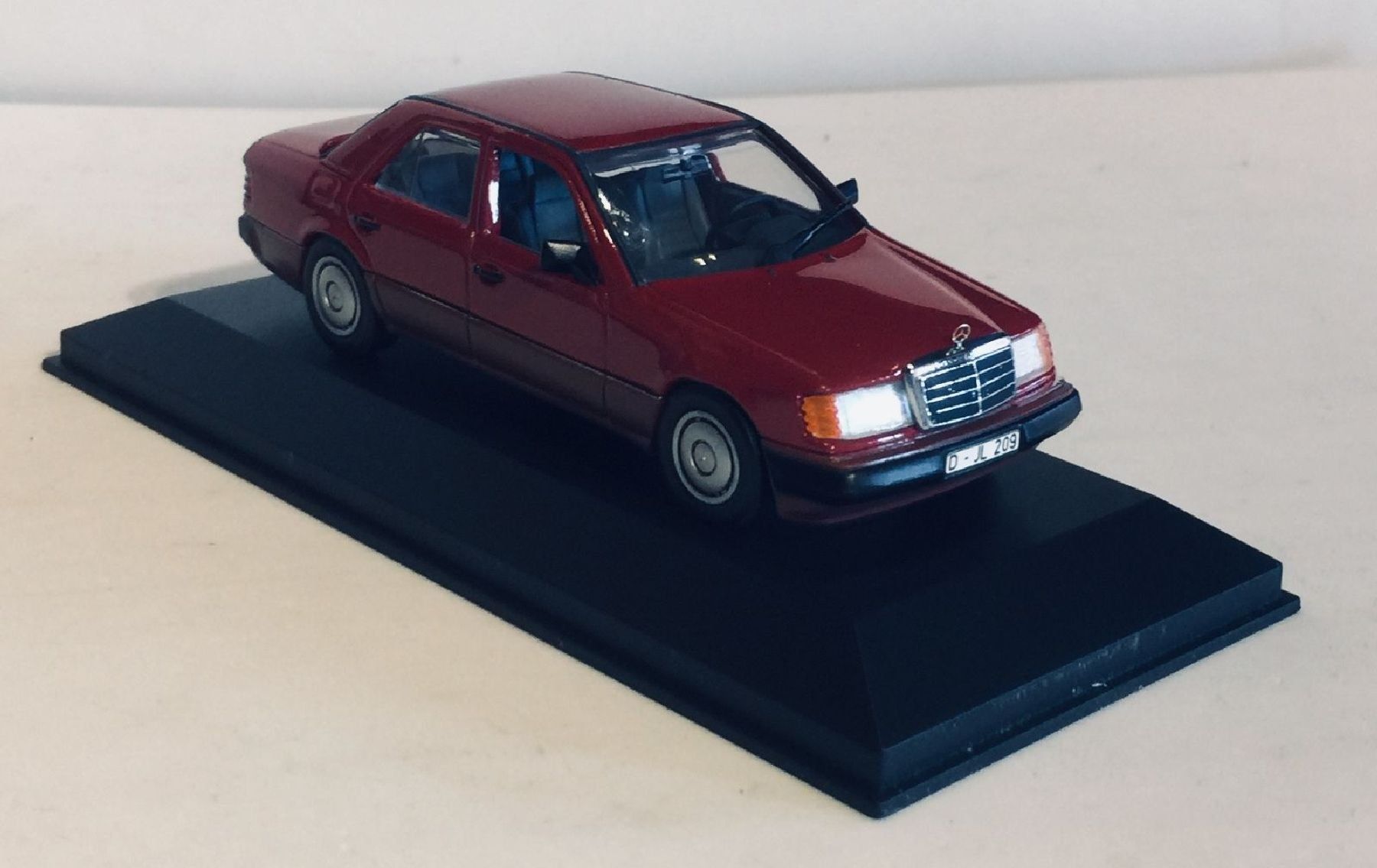 Minichamps Modellautos: MINICHAMPS  Mercedes-Benz 200D – Gebraucht aus Sonceboz-Sombeval von Decolove 2
