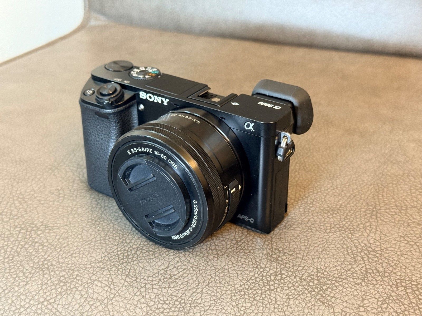 Sony Fotocamera: Sony Alpha A6000 + accessoires,  8'000 déclenchement – Usato da Neuchâtel venduto da moe_wtz6