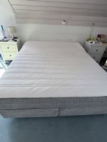 Boxspringbett grau mit Matratze in gutem Zustand