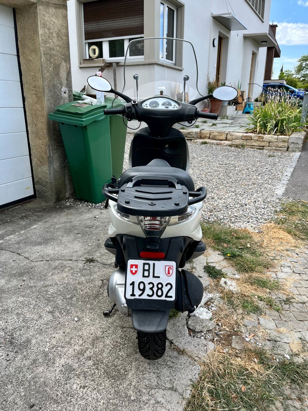 Piaggio Scooters: Piaggio Fly 125 weiss – Gebraucht aus Binningen von NadiaSpycher4102 3