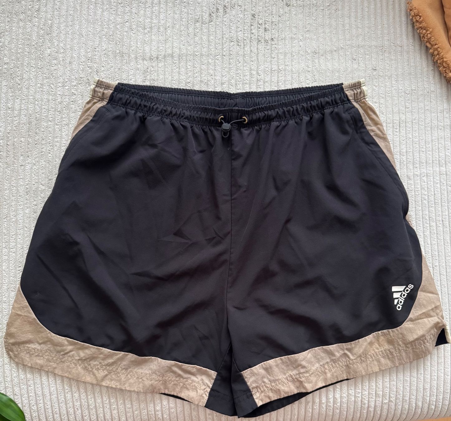 Adidas Pantaloni: Adidas kurze Shorts Gr. L – Usato da zürich venduto da tanike