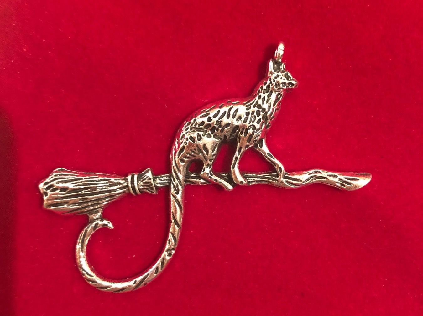 Ciondoli: Amulett/Anhänger Katze auf Besen – Nuovo e nell'imballaggio originale da Gams venduto da Mariawicca