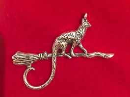 Amulett/Anhänger Katze auf Besen