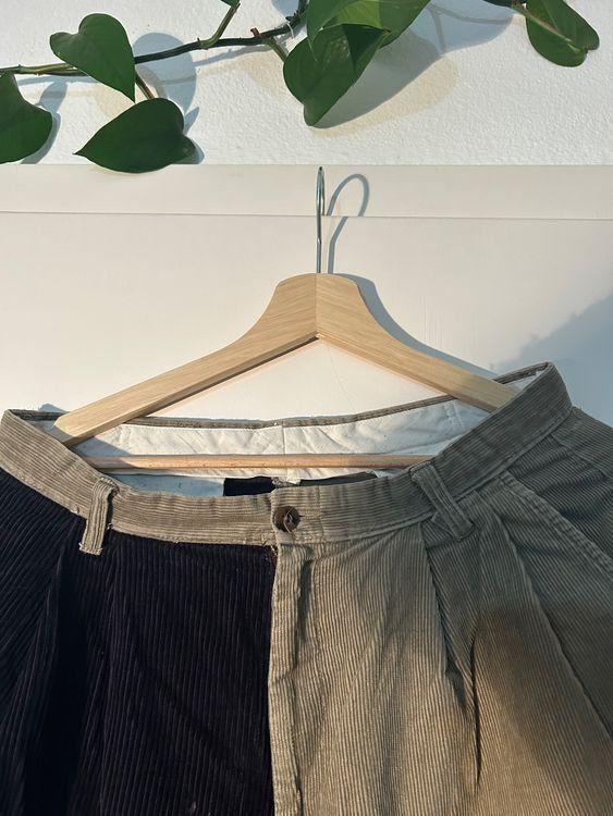 Pantaloni: Zweifarbige Cord Hose – Usato da Zürich venduto da ale_7k2j 2