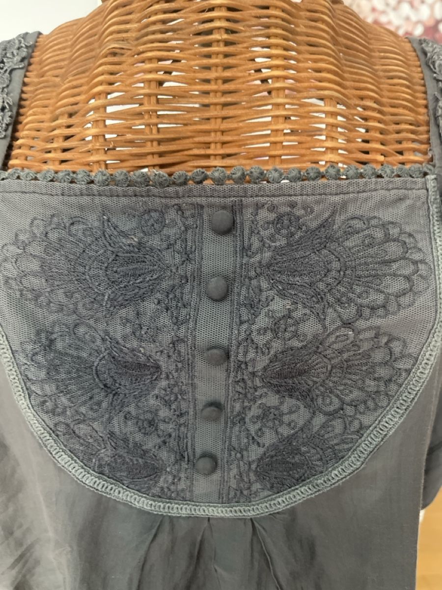 Camicette: Bluse mit Stickerei grau, L/XL – Usato da Solothurn venduto da Bobesch08 3