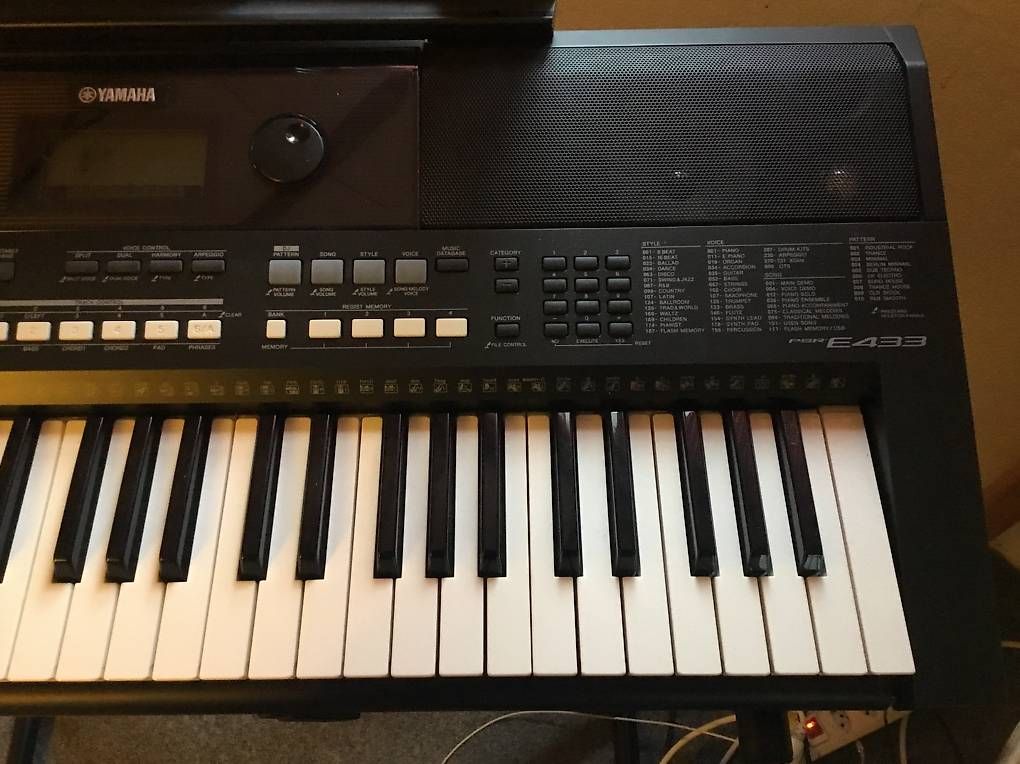 Yamaha Strumenti musicali: Neuwertiges Keyboard Yamaha PSR E433 mit Stromadapter – Usato da Duggingen venduto da Singfogel 3