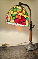 Lampada da tavolo Tiffany. Ottone brunito e bosso. 36 cm.