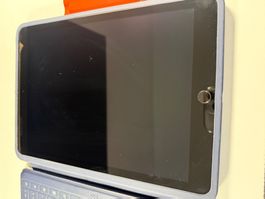 Apple iPad 9 WiFi 64GB in original Logitech book-style case