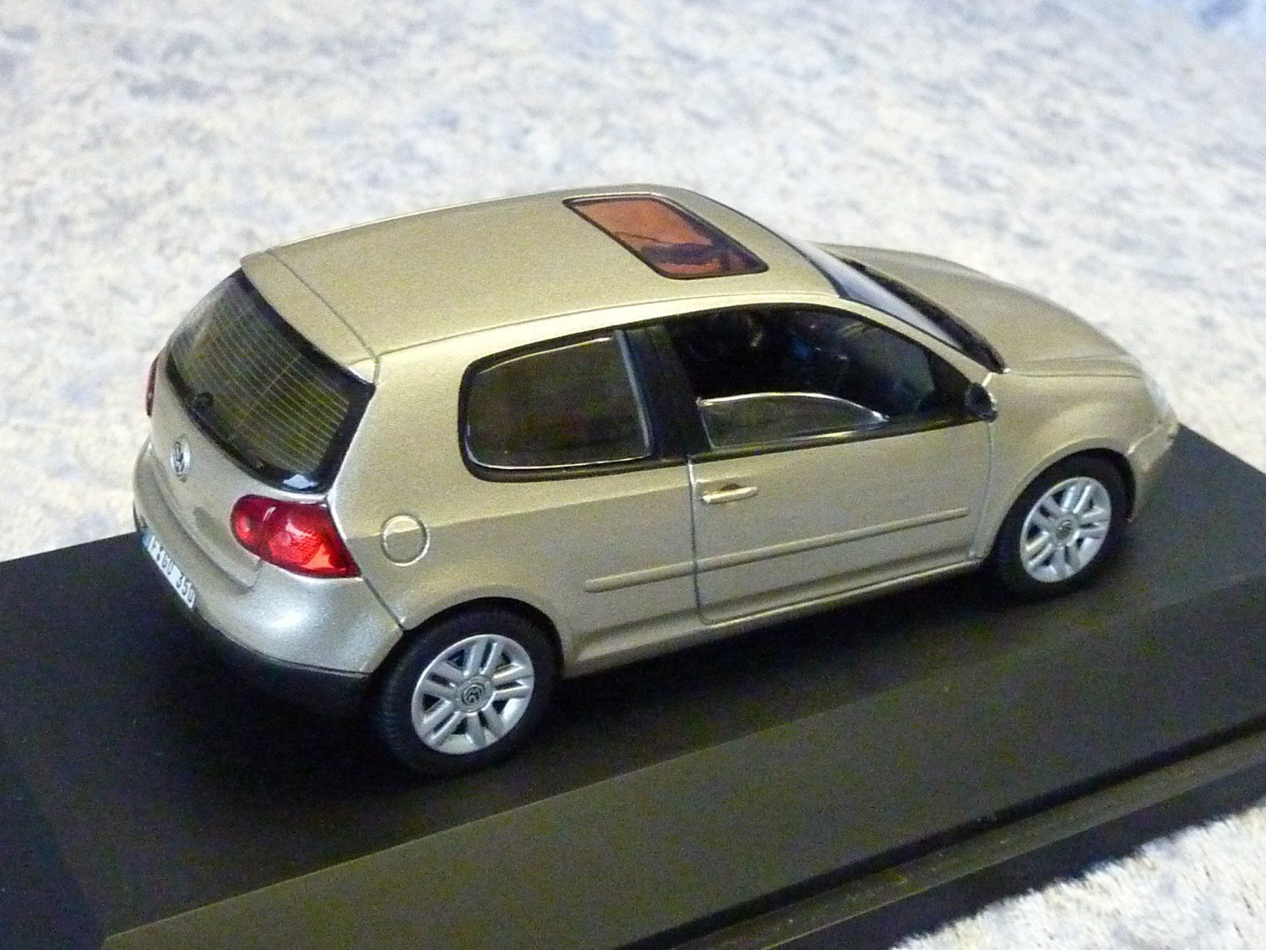 Schuco Modellini d'auto: VW Golf V  1:43 – Nuovo (secondo la descrizione) da Dürrenäsch venduto da modellautos4you 4