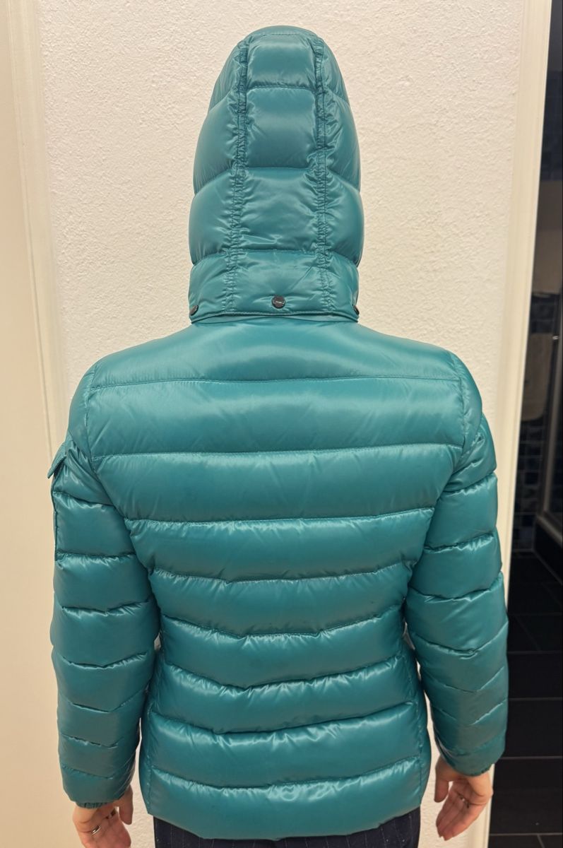 Moncler Vestes: Moncler Damen Jacke – D'occasion à St. Gallen par melila86 2