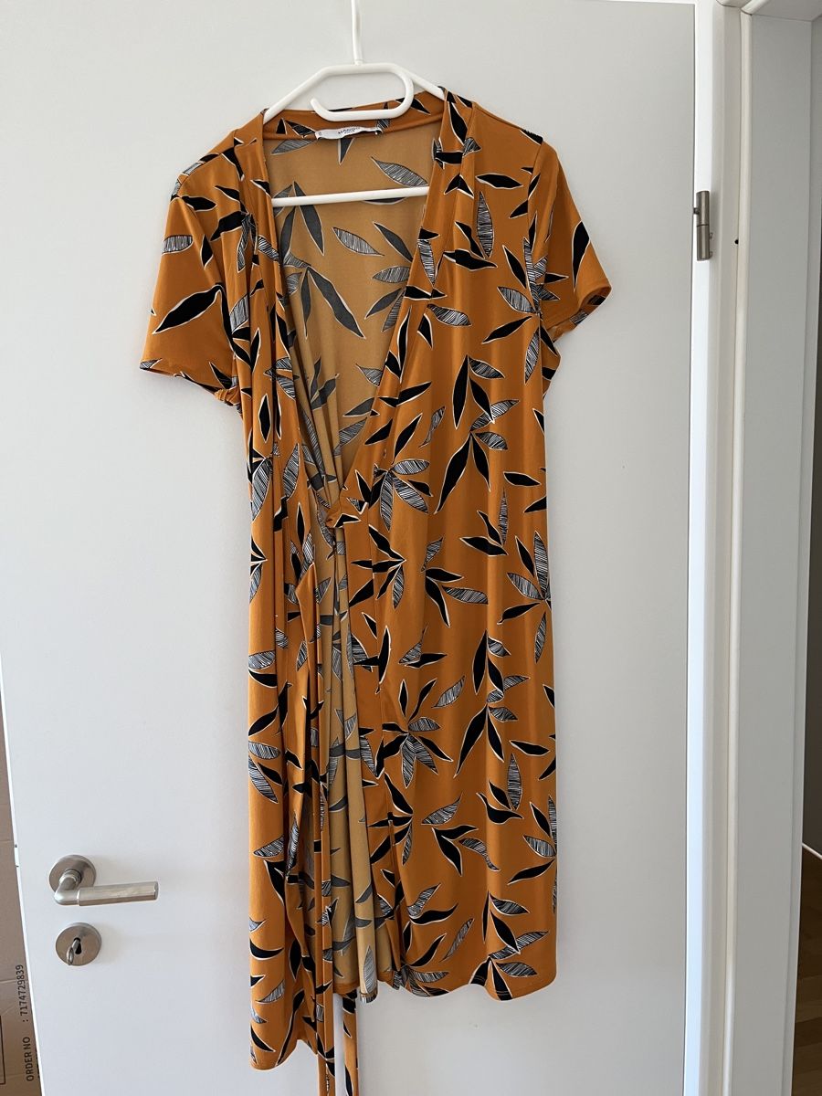Mango Kleider: Wickelkleid orange mit Blattmuster  – Gebraucht aus Allschwil von MaloseS08