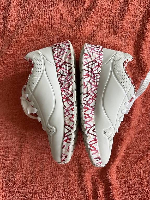 Scarpe per ragazze: Skechers Sneakers mit Herzen Gr. 33 – Usato da Zug venduto da kuch2 1