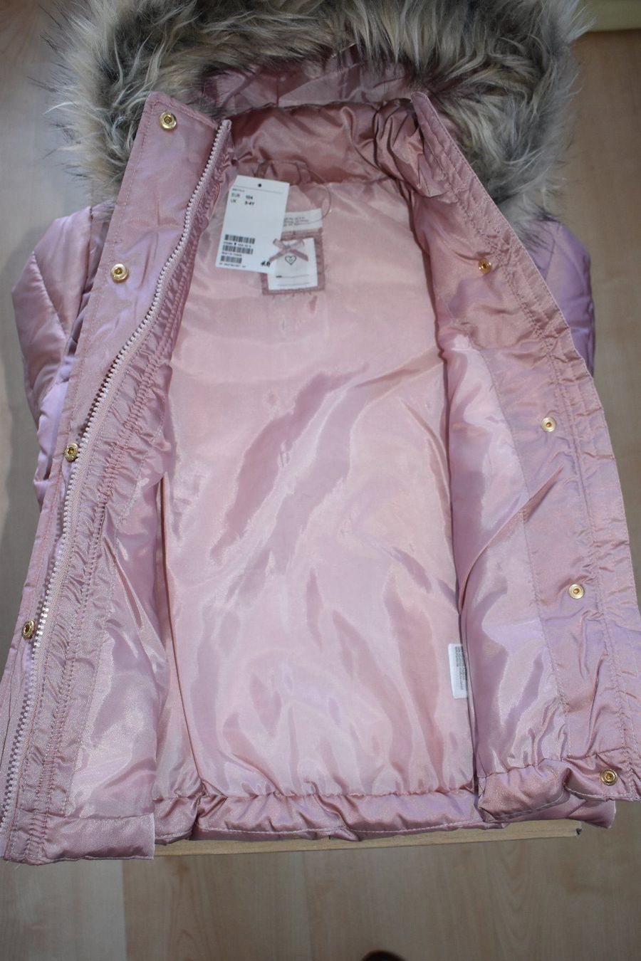 H&M Giacche & Cappotti: warme Jacke mit Kapuze, Gr. 104 – Nuovo e nell'imballaggio originale da Grüsch venduto da Wiiwarm 1