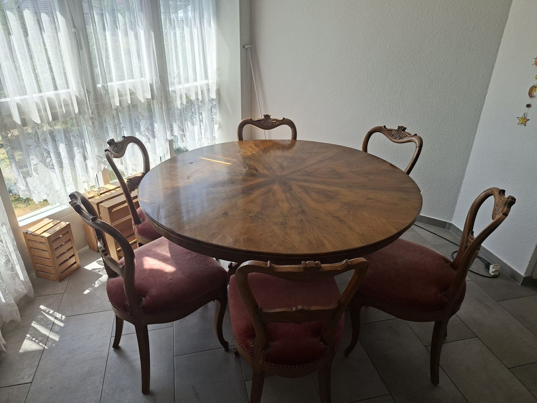 Tavoli: Nussbaum Tisch mit 6 Stühle – Usato da Bellach venduto da mas_hqw8