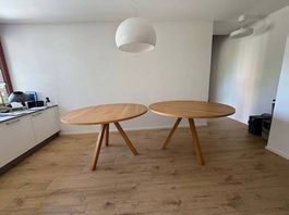 Deux magnifiques tables rondes, bois massif, Atelier Pfister