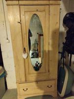 Restaurierter Kleiderschrank mit Spiegel.
