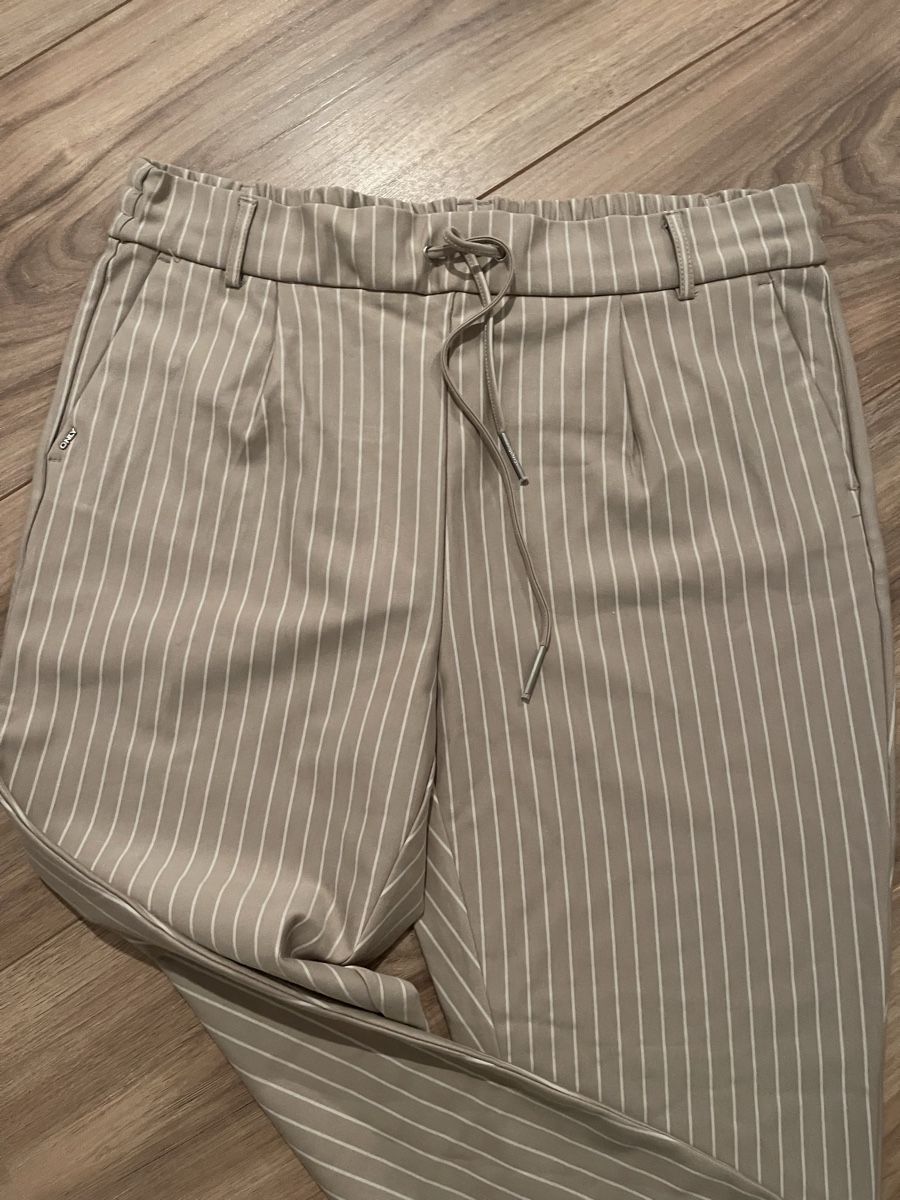 Only Pantalons: ONLY Stoffhose beige gestreift – Neuf (Voir description) à Auw par chr_vcc8 2