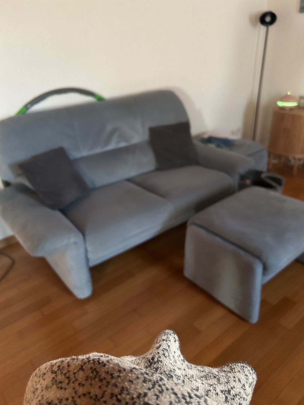 Sofas: Hellblaues Sofa aus Alcantara – D'occasion à Rickenbach ZH par RaSaAnDa