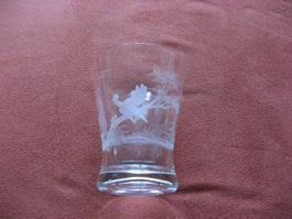 Glas mit Vogel auf Baum