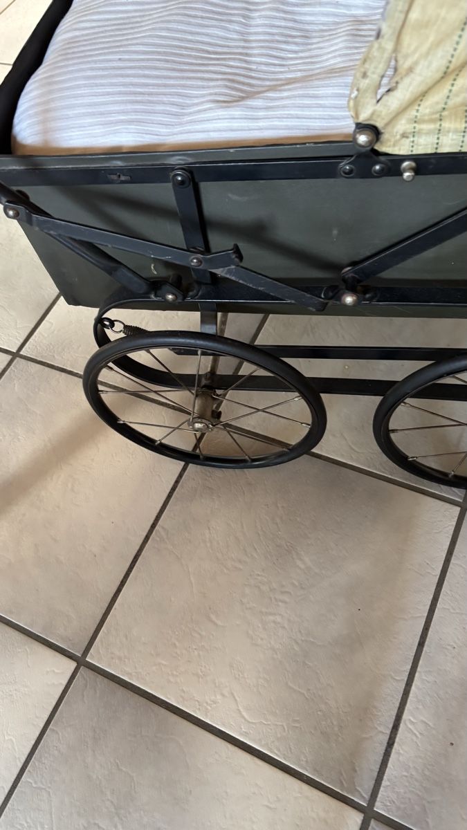 Carrozzine per bambole: Kinderwagen alt – Usato da Balsthal venduto da wasserente 3