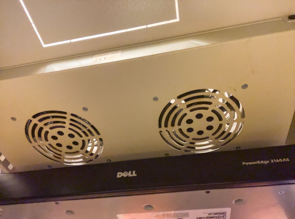 Digitus rack (höhe 85cm)+DELL PowerEdge 2160AS+LogiLink FAU0 (Gebraucht ...