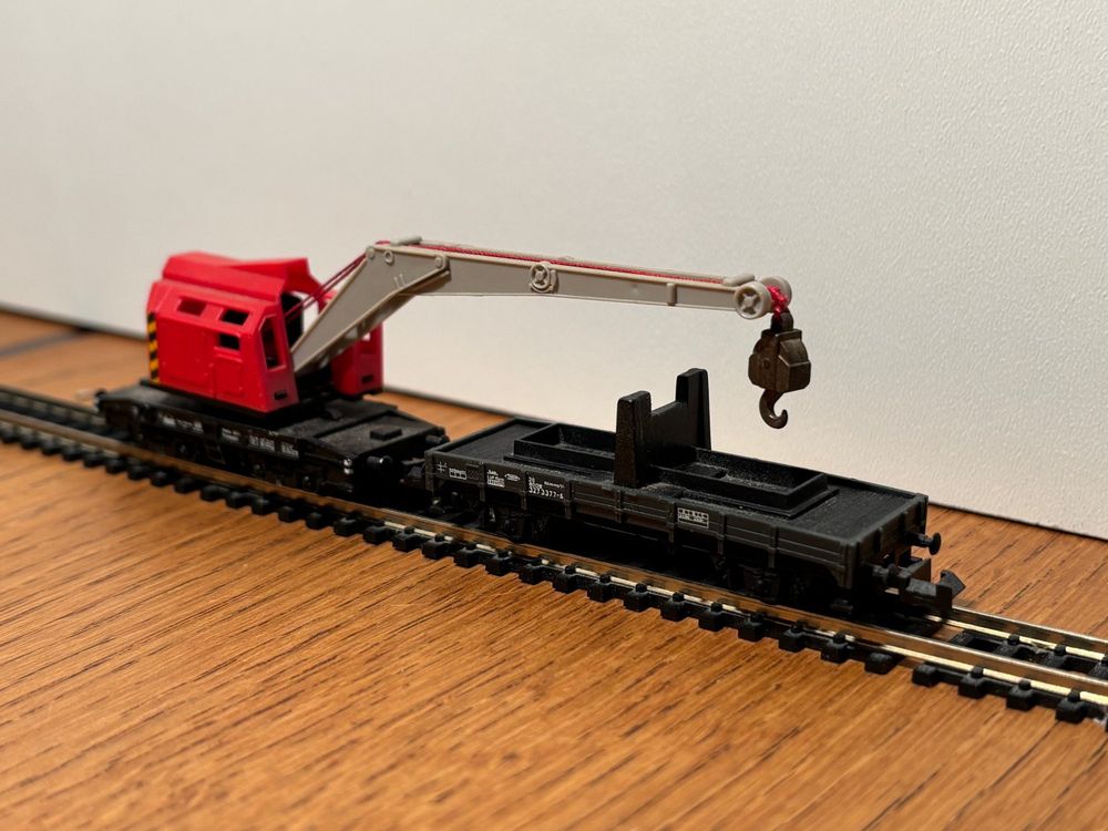 Hape Eisenbahnkran Für Kinder - Mobiler Kran Mit Hebefunktion Für Spielzeug-Eisenbahn