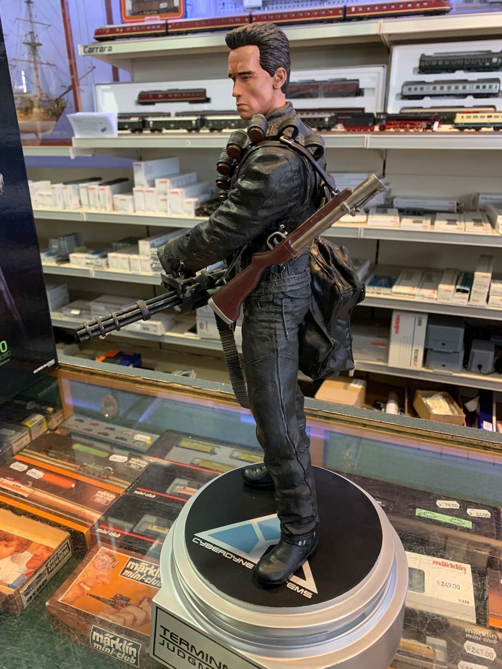 Statuette: Sideshow T2 Terminator figure Hollywood – Nuovo (secondo la descrizione) da Chiasso venduto da Carrara-Modellismo 1