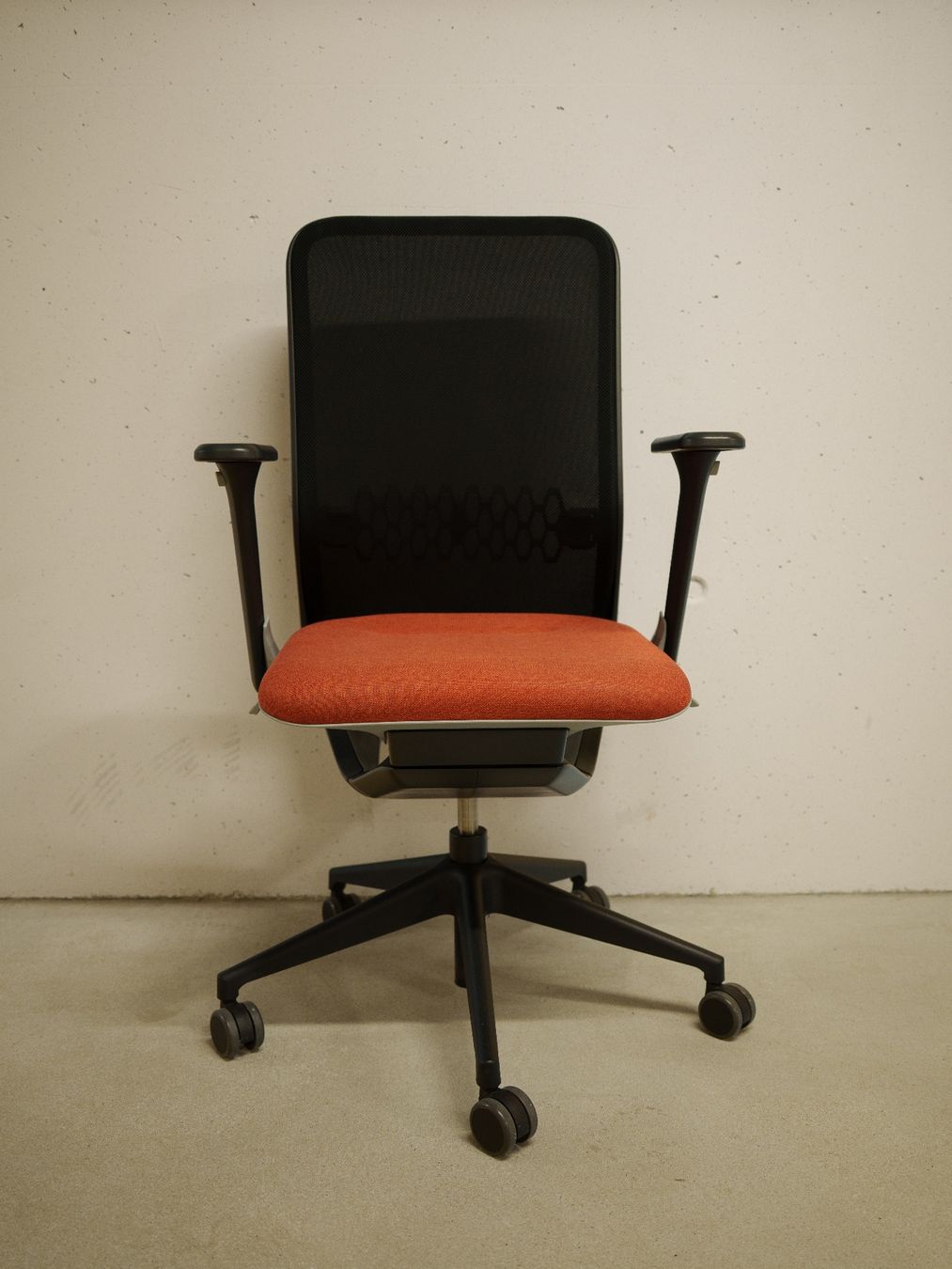 Sitag Sedie: SITAG SitagTeam Mesh Bürostuh orange – Usato da Horw venduto da kitav88