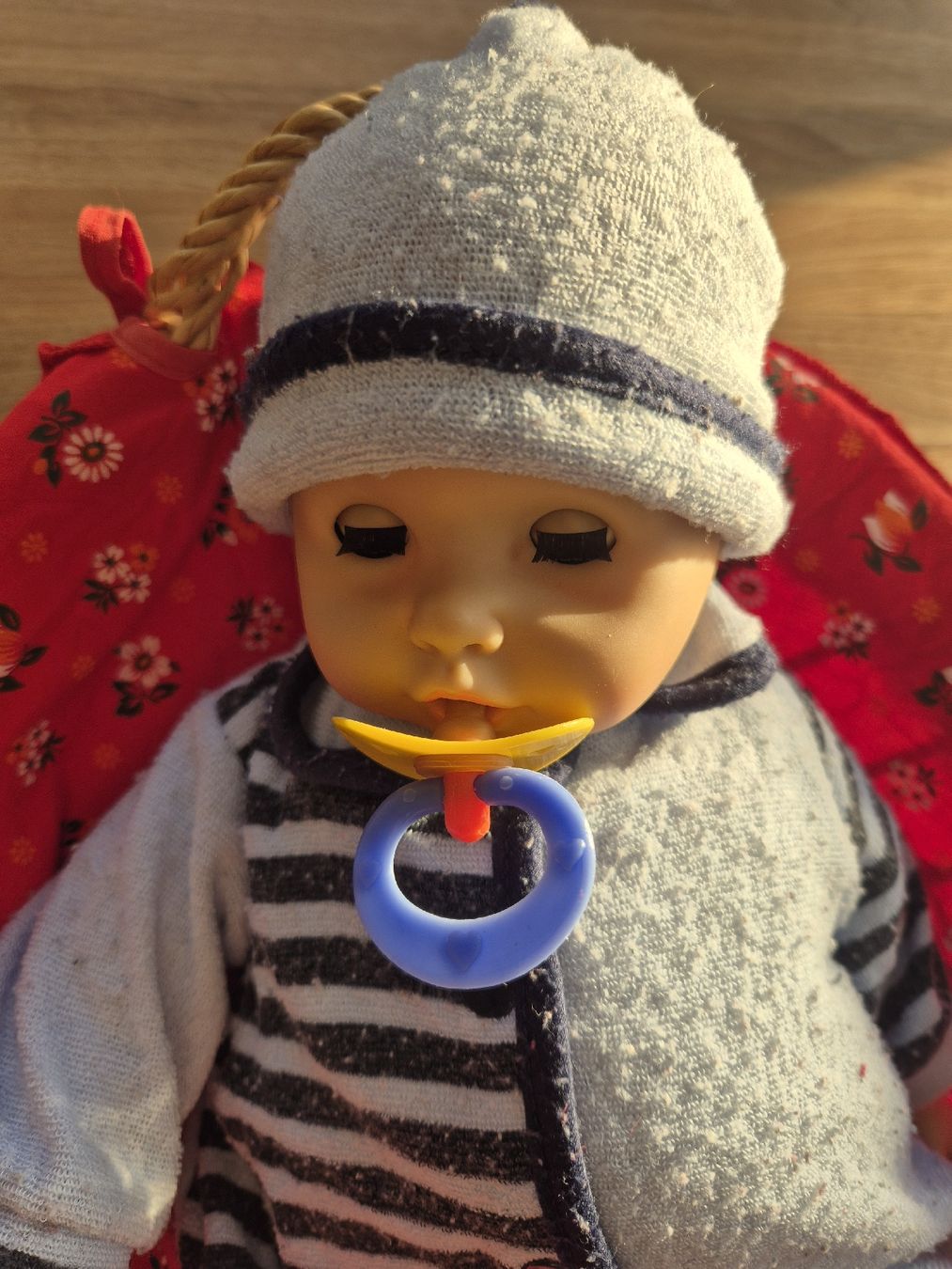 Puppen: Poupée 'bébé' avec habits et accessoires, couffin/corbeille – Gebraucht aus Domat/Ems von ver_7q9b 4